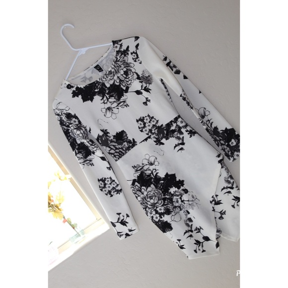 Beautiful Windsor Dress🤍 - Picture 1 of 8